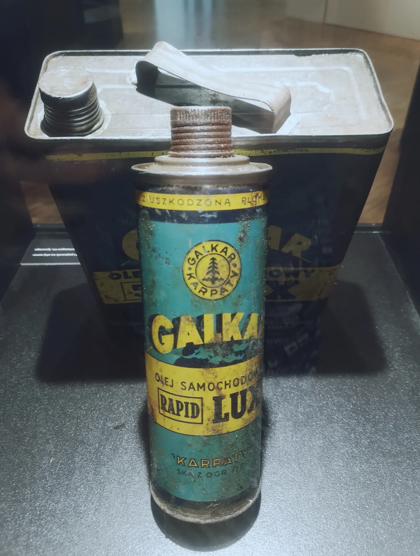 Generic 5W-40 synthetic motor oil illustration