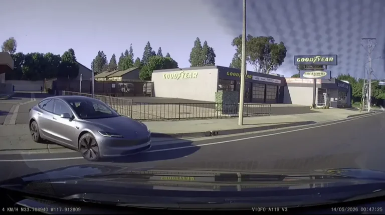 جاردن جروف، كاليفورنيا: طريق Tesla Driver Uses Wrong غير الصبور للخروج من ممر Strip Mall