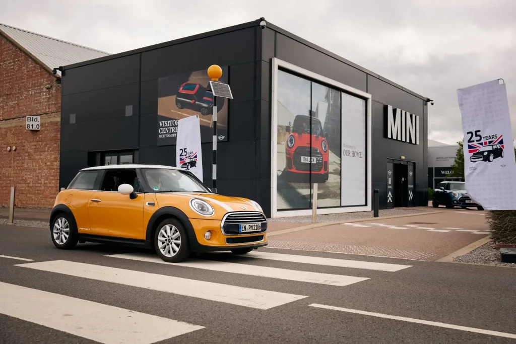 1.000.000 de kilometri într-un MINI Cooper D: Conducerea aniversară până la fabrica Oxford și începutul unei noi misiuni