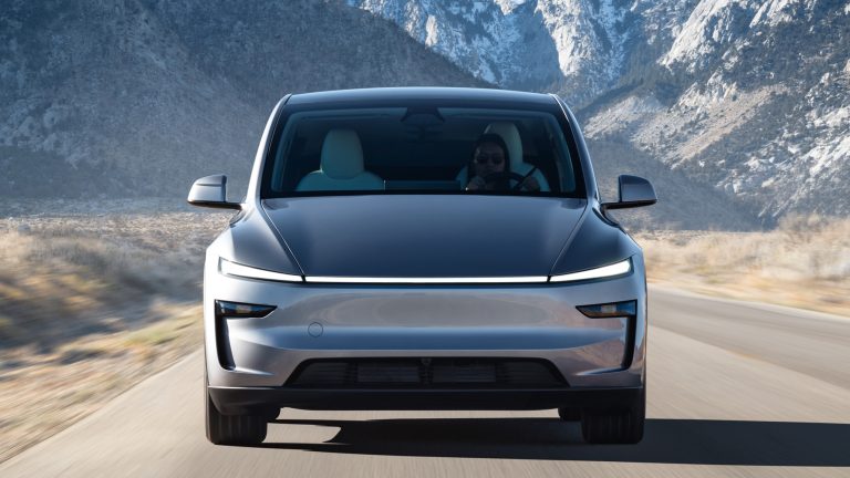 Власні працівники Tesla нібито не довіряють FSD за кермом