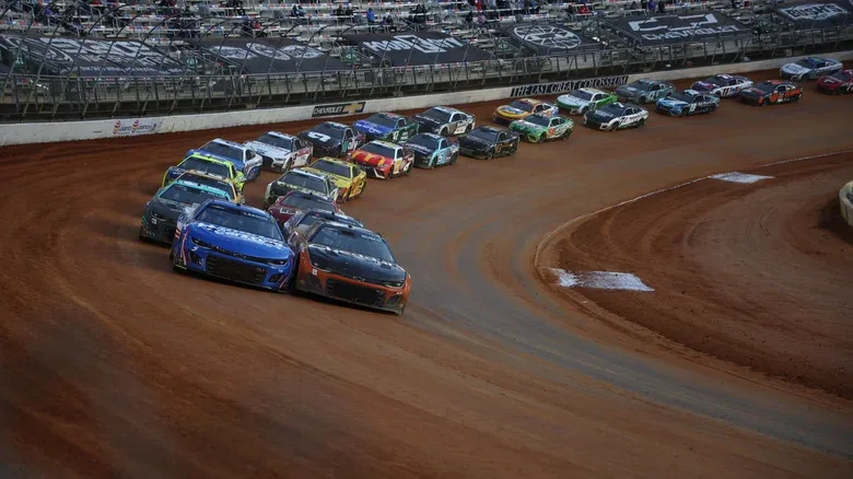 Почему на гоночной трассе Bristol Motor Speedway менялось покрытие больше раз, чем вы можете сосчитать
