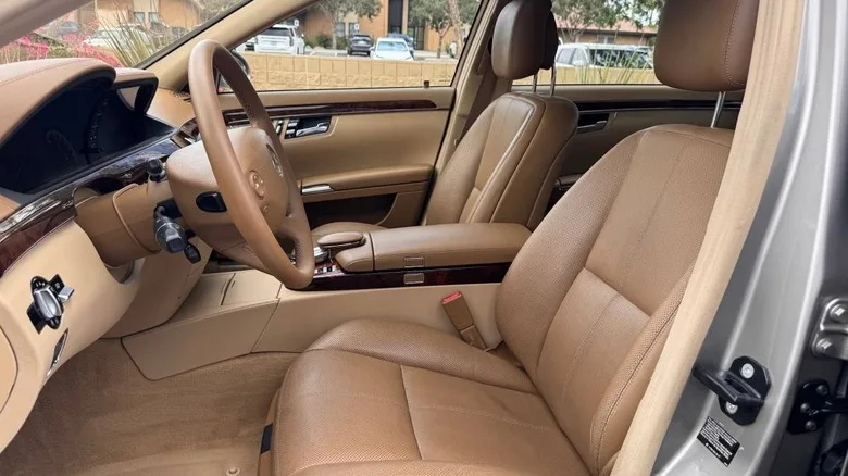 بسعر 8,400 دولار، هل أصبحت سيارة السيدان الفاخرة 2007 Mercedes-Benz S 550 A هذه ضمن ميزانيتك الآن؟