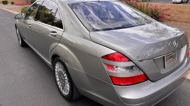 بسعر 8,400 دولار، هل أصبحت سيارة السيدان الفاخرة 2007 Mercedes-Benz S 550 A هذه ضمن ميزانيتك الآن؟