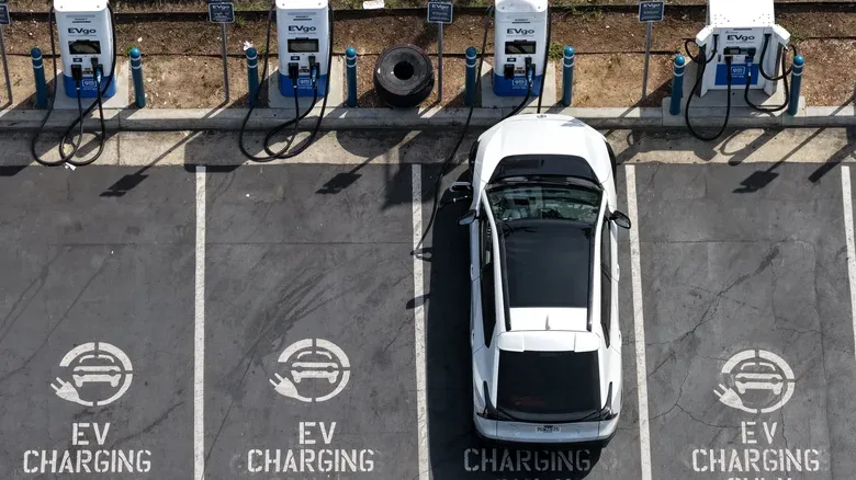 Gas cars pollute more: even with dirty battery production, EVs catch up in just two years