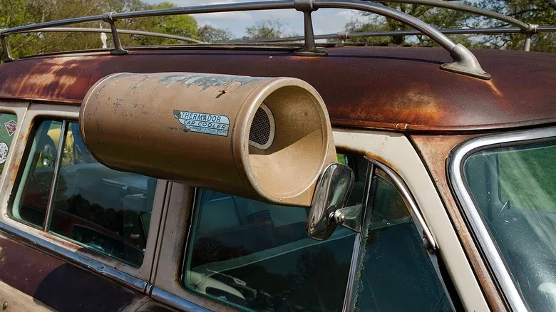 Before Air Conditioning Was Standard In Cars, People Had To Get Creative With Air Flow