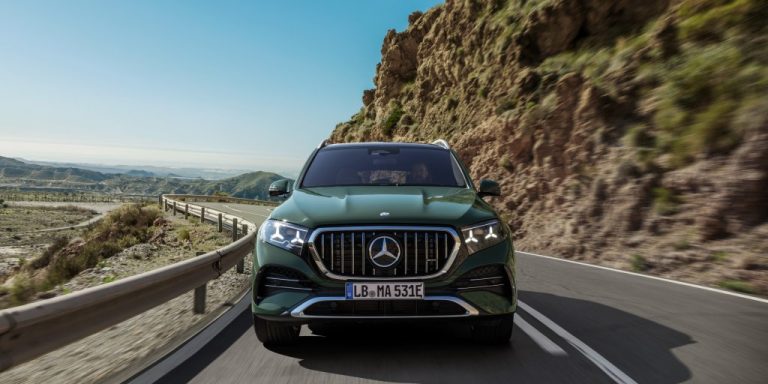 التماس على الأداء الكهربائي: السيارات الجديدة Mercedes-AMG GLE 53 4MATIC+ و GLE 53 HYBRID 4MATIC+