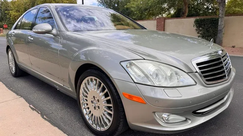 بسعر 8,400 دولار، هل أصبحت سيارة السيدان الفاخرة 2007 Mercedes-Benz S 550 A هذه ضمن ميزانيتك الآن؟