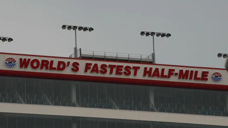 Почему на гоночной трассе Bristol Motor Speedway менялось покрытие больше раз, чем вы можете сосчитать