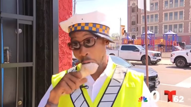 El guardia de tránsito recibe un helado después de salvar a un ciudadano de un accidente