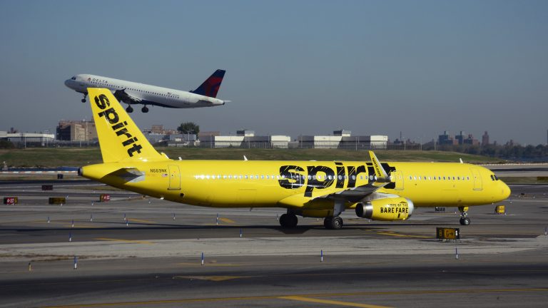 La FAA exige a Spirit que venda sus codiciados slots del aeropuerto de NYC a otra aerolínea de bajo coste