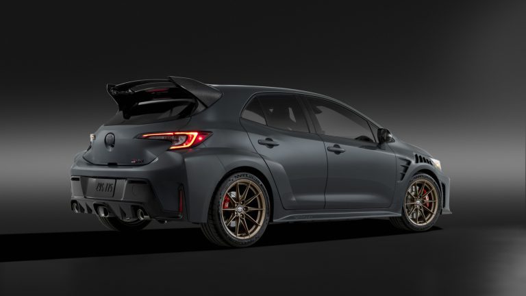 Toyota le da al GR Corolla más torque, aerodinámica y carbono con el modelo GRMN
