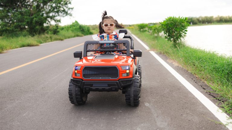 كيفية تحويل سيارة Power Wheels إلى صراخ عالي الجهد باستخدام بطارية مثقاب
