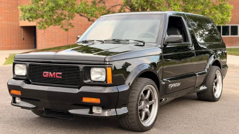 GMC Typhoon 1993 cu 682 CP la roți: “Durango Hellcat, cine te-a mai văzut?”