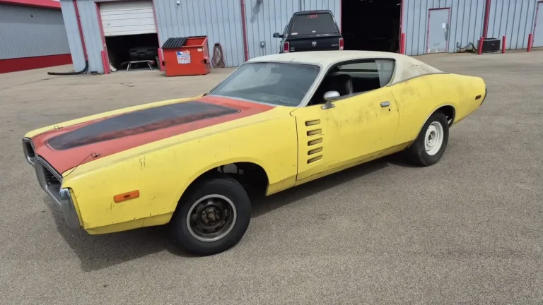 Este “Barn Find” es uno de los dos únicos Dodge Charger 1972 con motor 440 Six Pack que quedan