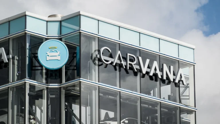 Carvana a cumpărat în liniște mai multe reprezentanțe Stellantis și acum vinde și mașini noi