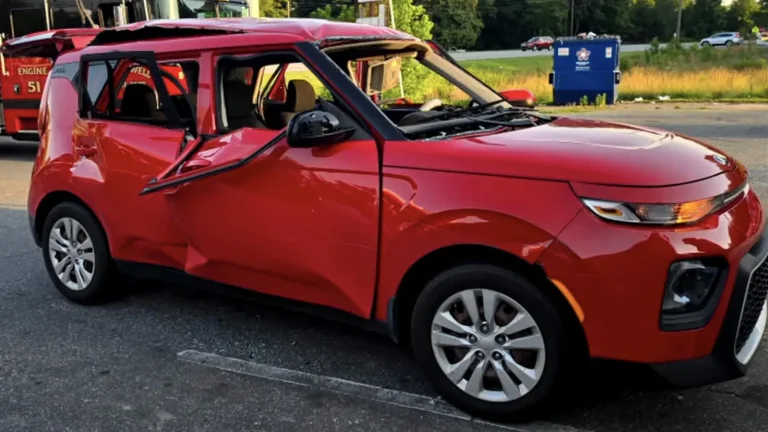Kia Soul Explodes Due la aer comprimat și țigară aprinsă