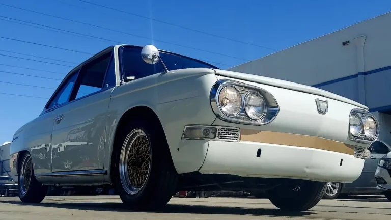 بسعر 19,950 دولارًا، هل يمكن لسيارة 1967 Hino Contessa أن تجعلك تشعر وكأنك أحد ملوك معرض السيارات؟