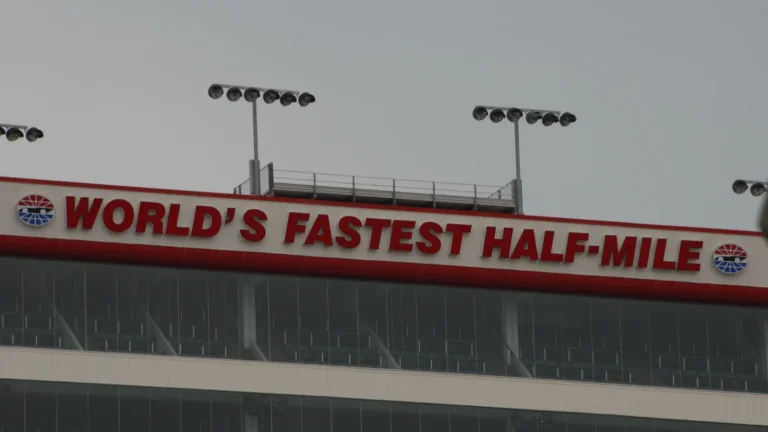 De ce Bristol Motor Speedway a schimbat suprafețele de mai multe ori decât poți număra