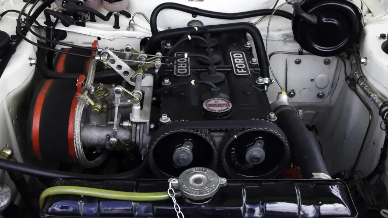 كيف وضع رأس Cosworth BDA ذو 16 صمامًا ذو الحزام والحزام أداء المحرك NA