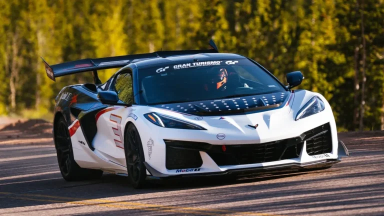 2026 Chevrolet Corvette ZR1X șterge recordul de mașini de producție de la Pikes Peak cu 23 de secunde