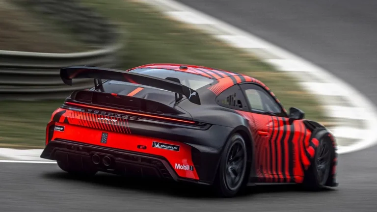 Porsche تستبدل سيارة السباق Cayman GT4 بـ 911 GT4 R الجديدة المستندة إلى 911 GT3 – ونعم، الأمر محير