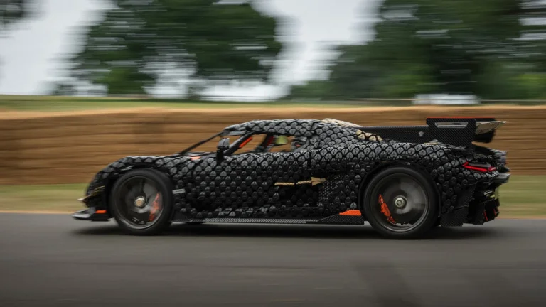 Sulița lui Lego Koenigsegg Sadair de dimensiune completă a doborât recordul Goodwood Hill Climb în sens invers