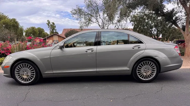 بسعر 8,400 دولار، هل أصبحت سيارة السيدان الفاخرة 2007 Mercedes-Benz S 550 A هذه ضمن ميزانيتك الآن؟