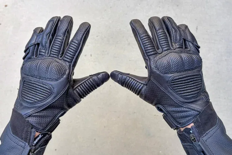 Revisión de los guantes Ulterior Moto Launch: protección callejera premium