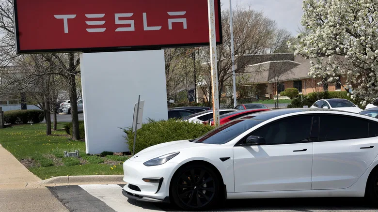 NHTSA відмовляється від перевірки дверних засувок Tesla Model 3