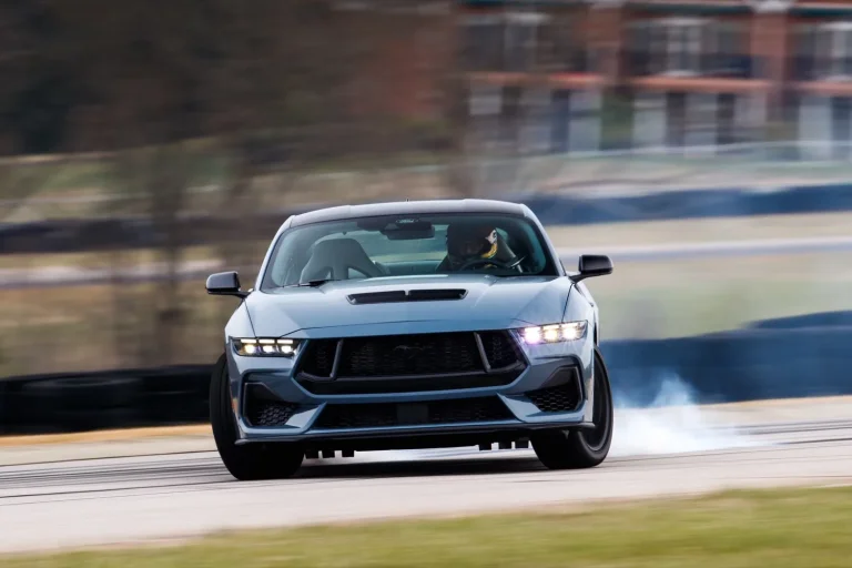 يمكن أن تحصل مركبات Ford المستقبلية على وضع “الاستعراض” الذي يعمل على زيادة سرعة المحركات وإضاءة الأضواء