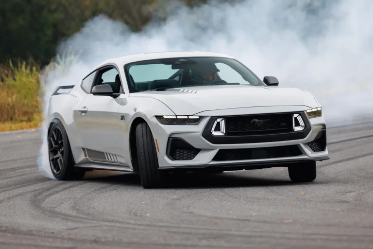 Ford lansează ofertele pentru Mustang 2026 în iulie: 0% DAE, fără plăți timp de 90 de zile și vânzări regionale de incendiu în chirie