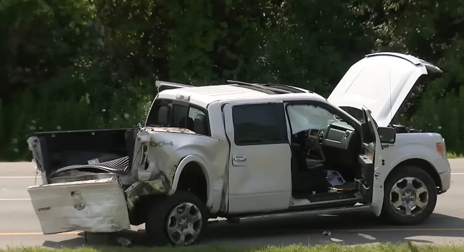 المتهور Mercedes Driver Crashes إلى Ford F-150 Pickup في الفيديو الفيروسي