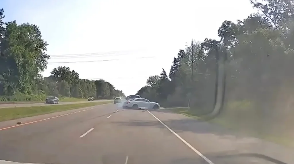 المتهور Mercedes Driver Crashes إلى Ford F-150 Pickup في الفيديو الفيروسي