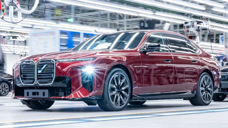 سلسلة BMW 7 الجديدة تدخل مرحلة الإنتاج في دينغولفينغ: الفخامة التقدمية تجتمع مع تقنيات Neue Klasse