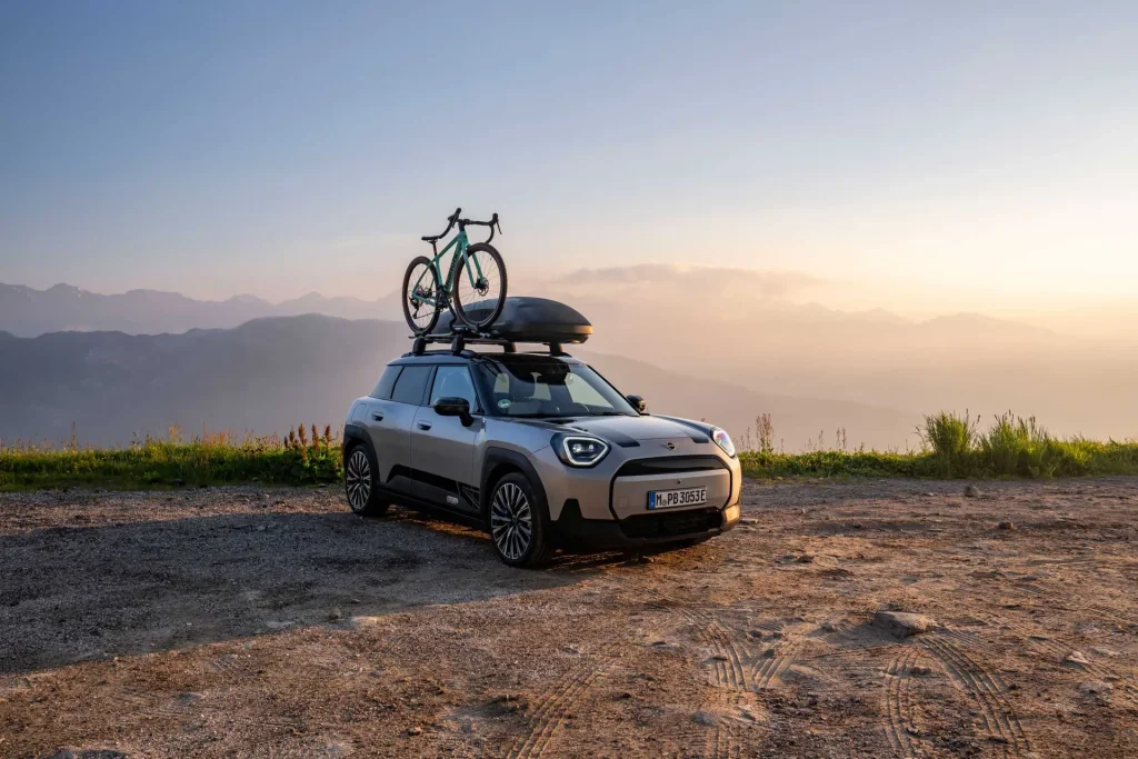 MINI Aceman E cu MINI Accessories original: complet electric și pregătit pentru aventură