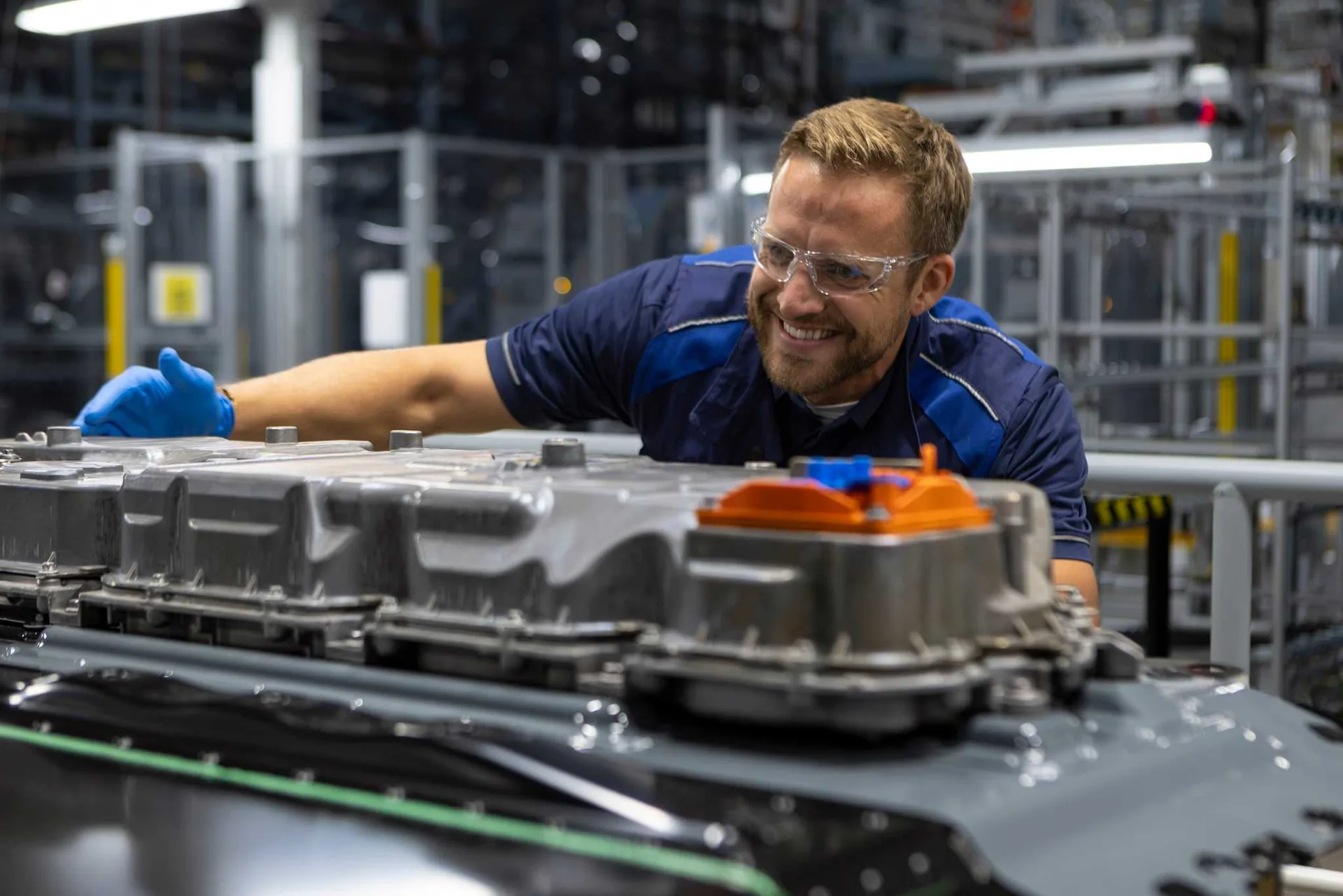 النظرة الأولى على الإنتاج: يبدأ مصنع Woodruff التابع لشركة BMW Group في تجميع بطاريات عالية الجهد لجهاز BMW iX5 الجديد