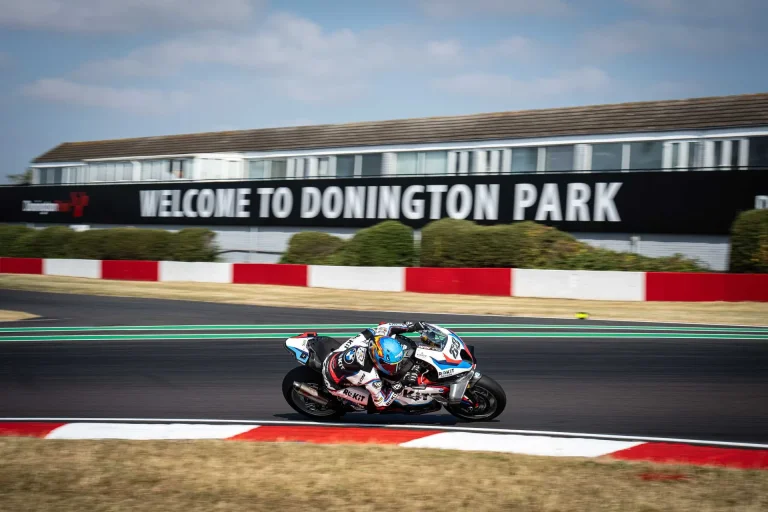عطلة نهاية الأسبوع الصعبة في WorldSBK في دونينجتون بارك