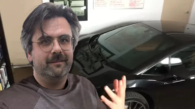 Тук, в гаража на моя свекър, просто пробвах този нов Lamborghini. Забавно е да шофираш в североизточните хълмове на Пенсилвания. Но знаете ли какво харесвам повече от материалните неща? ЗНАНИЕ