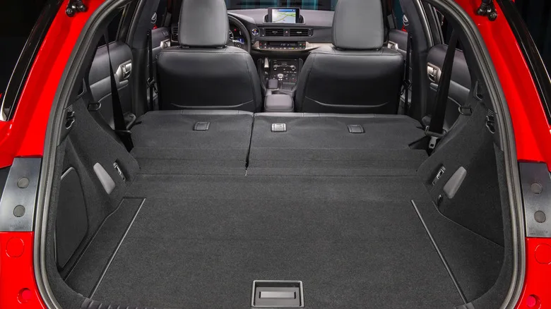 في الأربعين من عمري، مازلت أشعر بالفضول بشأن Lexus CT 200h F Sport