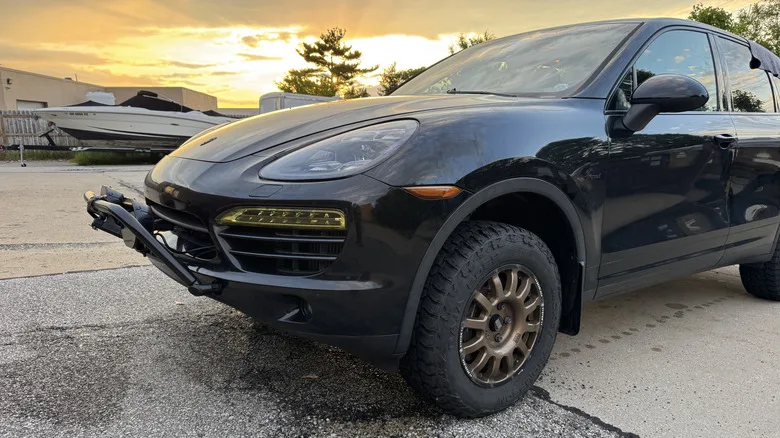 لقد قمت بتثبيت ونش بوزن 10000 رطل على جهاز Porsche Cayenne الخاص بي، وآمل ألا أحتاج إليه أبدًا