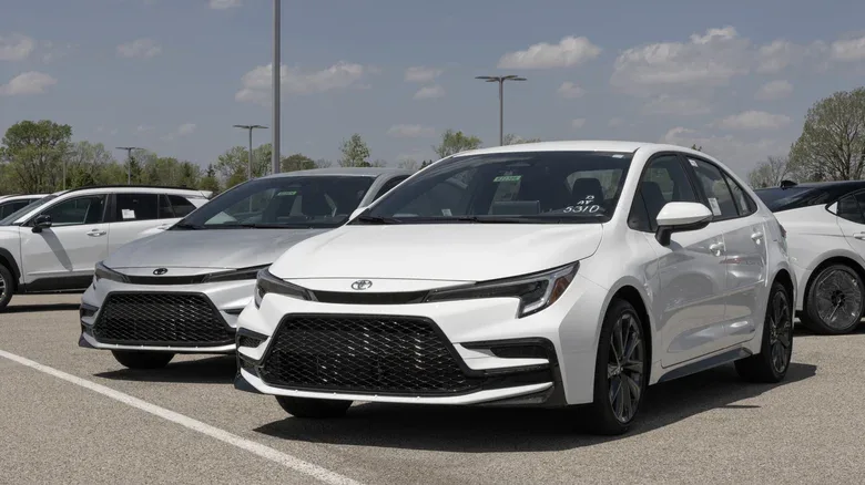 Which New Non-Hybrid Cars Can Exceed 40 MPG?