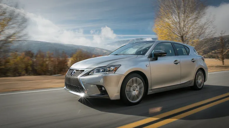 في الأربعين من عمري، مازلت أشعر بالفضول بشأن Lexus CT 200h F Sport