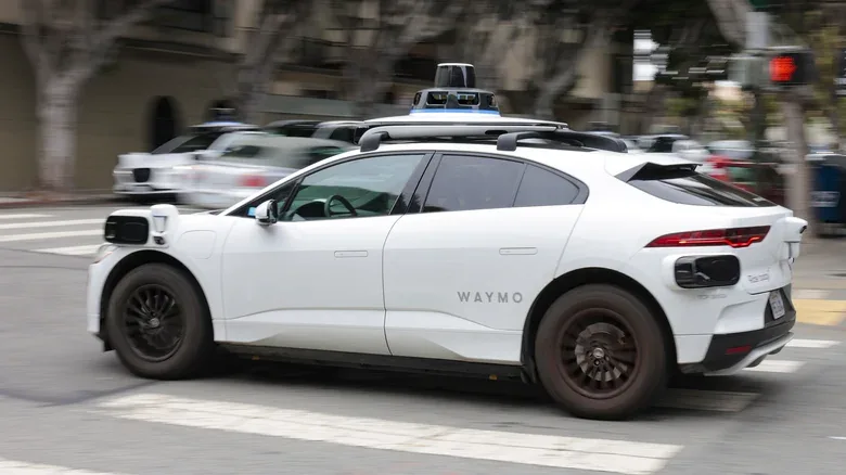 IIHS утверждает, что Waymos безопаснее, чем водители-люди, если сильно щуриться при чтении данных