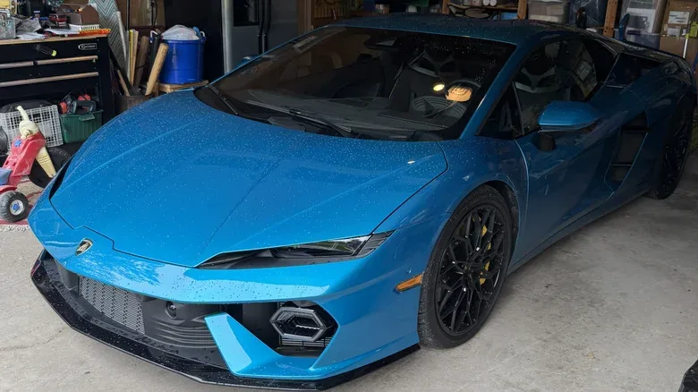 Тук, в гаража на моя свекър, просто пробвах този нов Lamborghini. Забавно е да шофираш в североизточните хълмове на Пенсилвания. Но знаете ли какво харесвам повече от материалните неща? ЗНАНИЕ