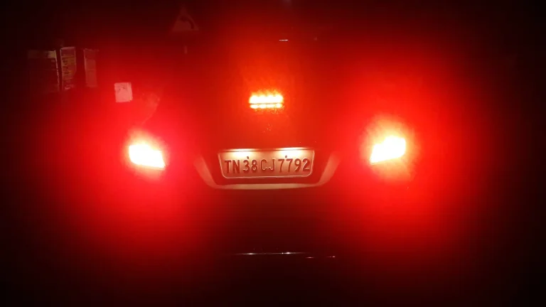 Becurile luminii de frână și ale luminilor spate sunt interschimbabile?