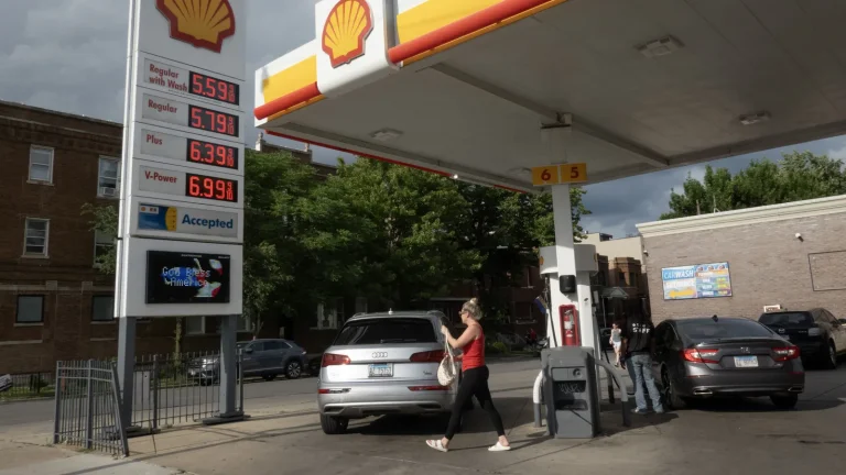 Șoferii renunță la premium pentru benzină obișnuită, deoarece diferența de preț atinge un nivel record – chiar și proprietarii de lux înșală sistemul