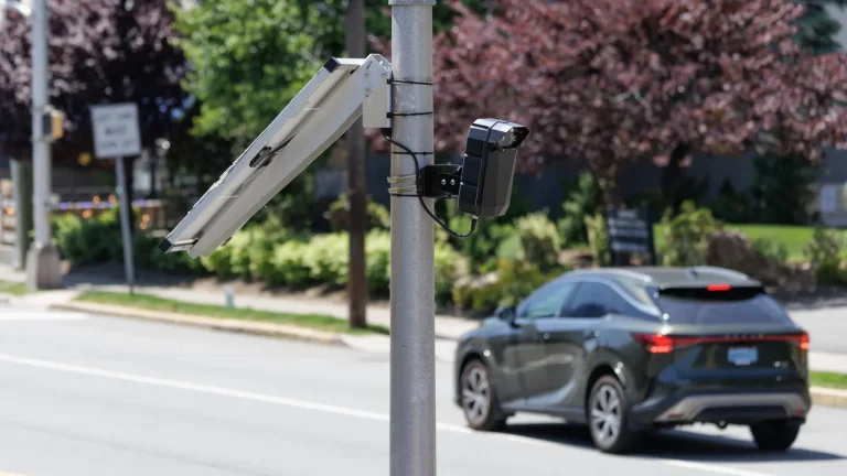 Polițistul folosește datele cititorului plăcuțelor de înmatriculare pentru a urmări „lucrurea strălucitoare”, cunoscută și ca ființă umană