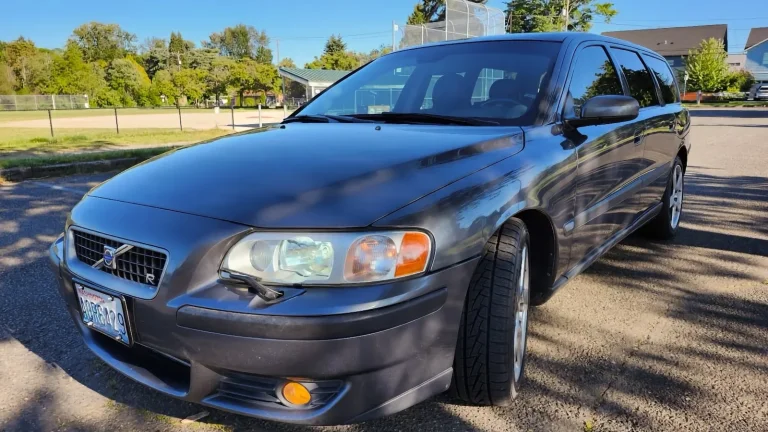 بسعر 16000 دولار، هل ستمتلك كرة 2004 Volvo V70R Be A هذه؟