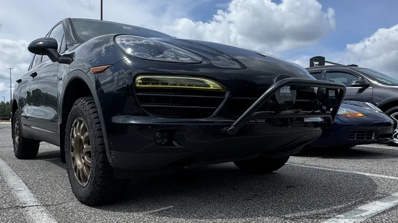 لقد قمت بتثبيت ونش بوزن 10000 رطل على جهاز Porsche Cayenne الخاص بي، وآمل ألا أحتاج إليه أبدًا