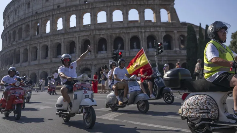 That's Amore: Thousands Rally In Rome On Two Wheels For Vespa's 80th Anniversary